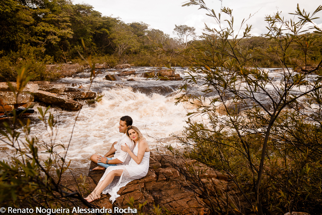 Casal a beira da corredeira