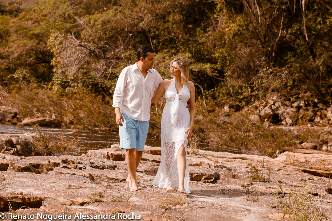 noivos caminhando neste local lindo