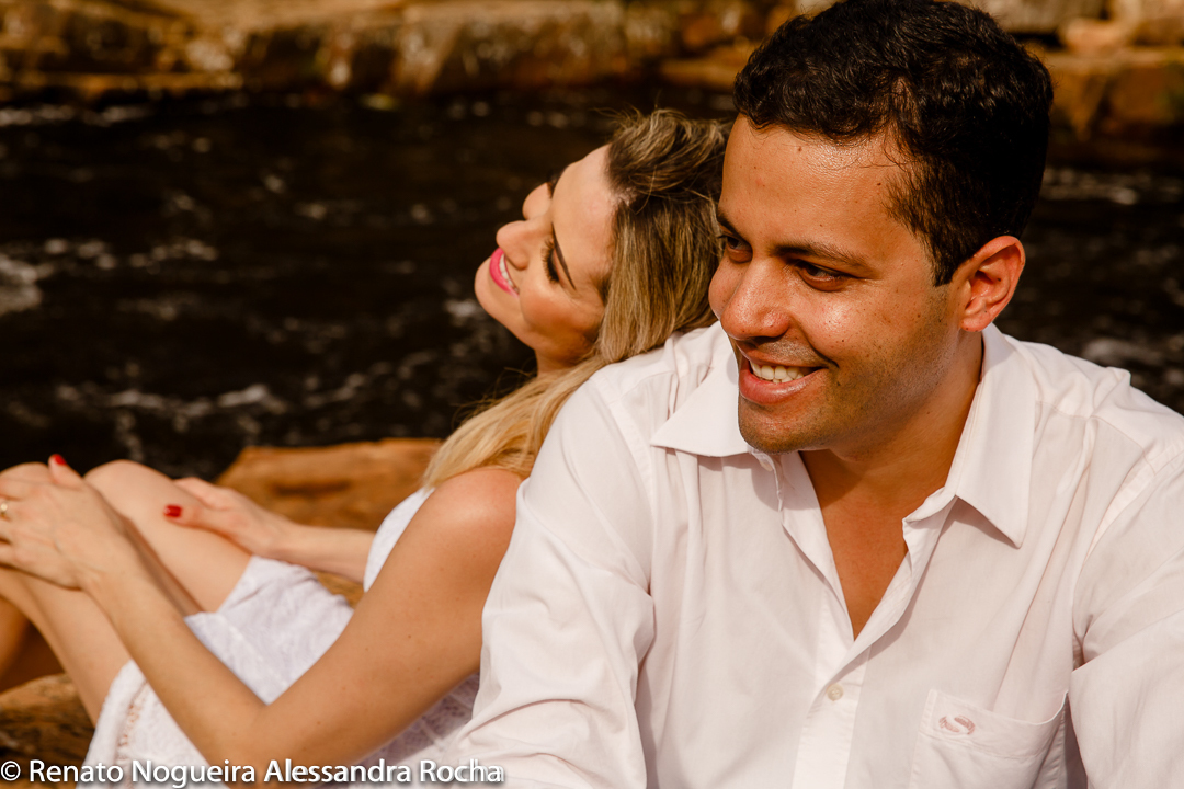 noivos sentados na pedra a beira do rio na serra do cipo