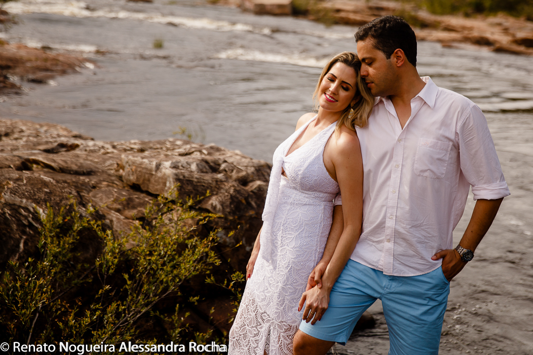 noivo fazendo carinho na noiva a beira do rio