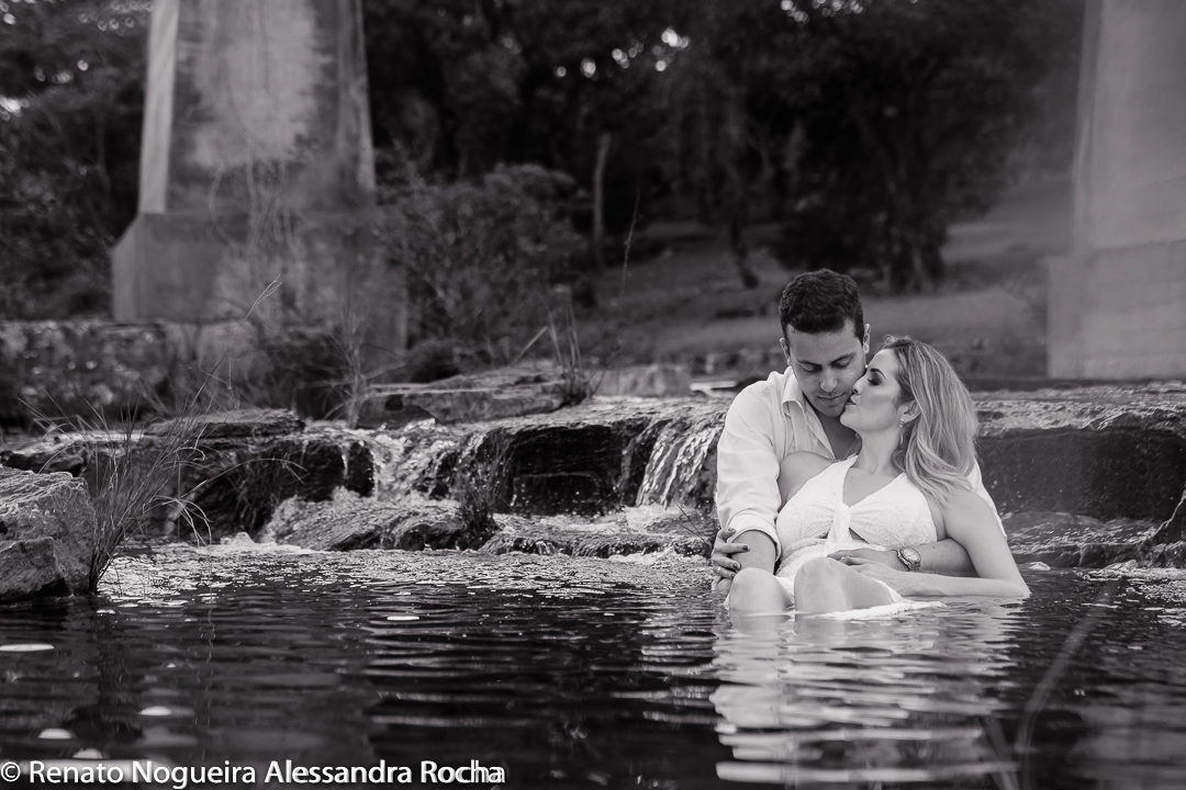 noivos fazendo carinho dentro do rio