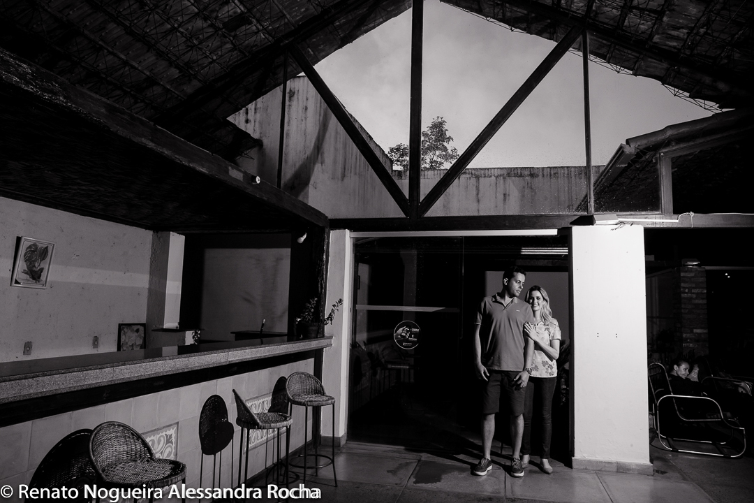 noivos abraçados no hotel veraneio serra do cipó
