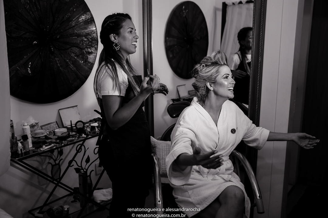 noiva feliz recebi visita da amiga