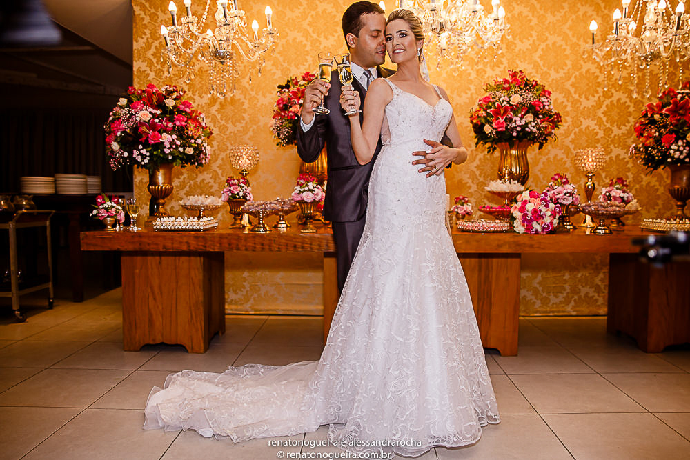 noiva e noivo fazendo o brinde