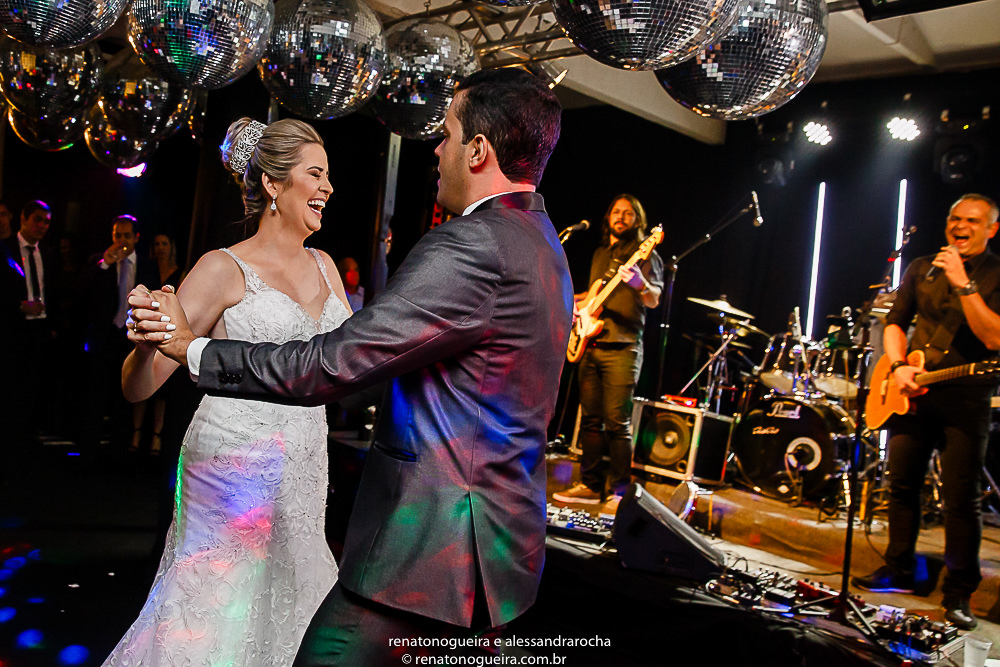 noivos dançando