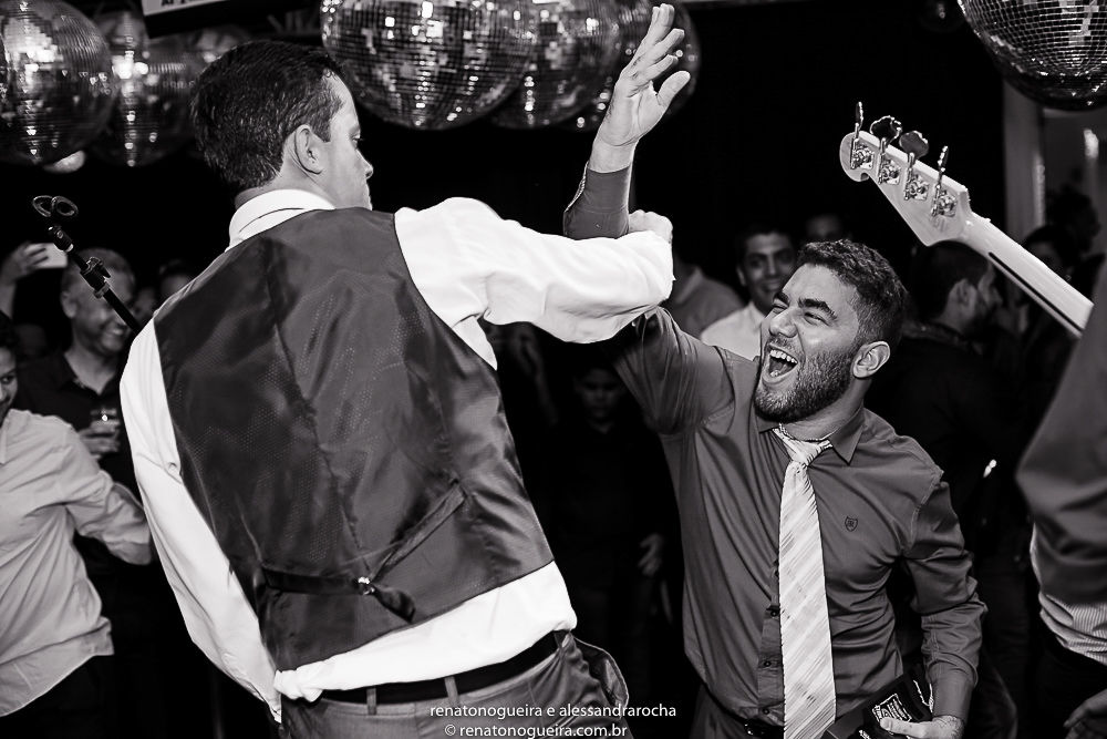 noivo abraçando amigo que pegou o whisky