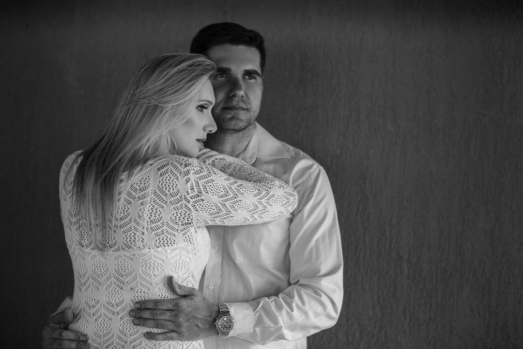 noivo abraçando a noiva