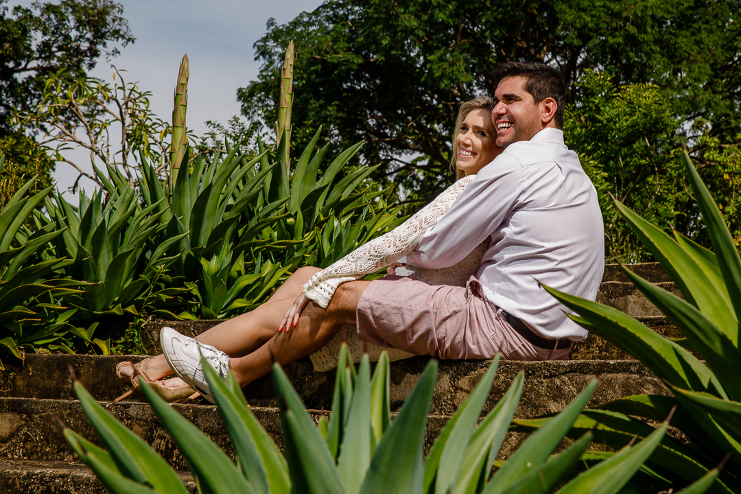 noivos sentados na escada