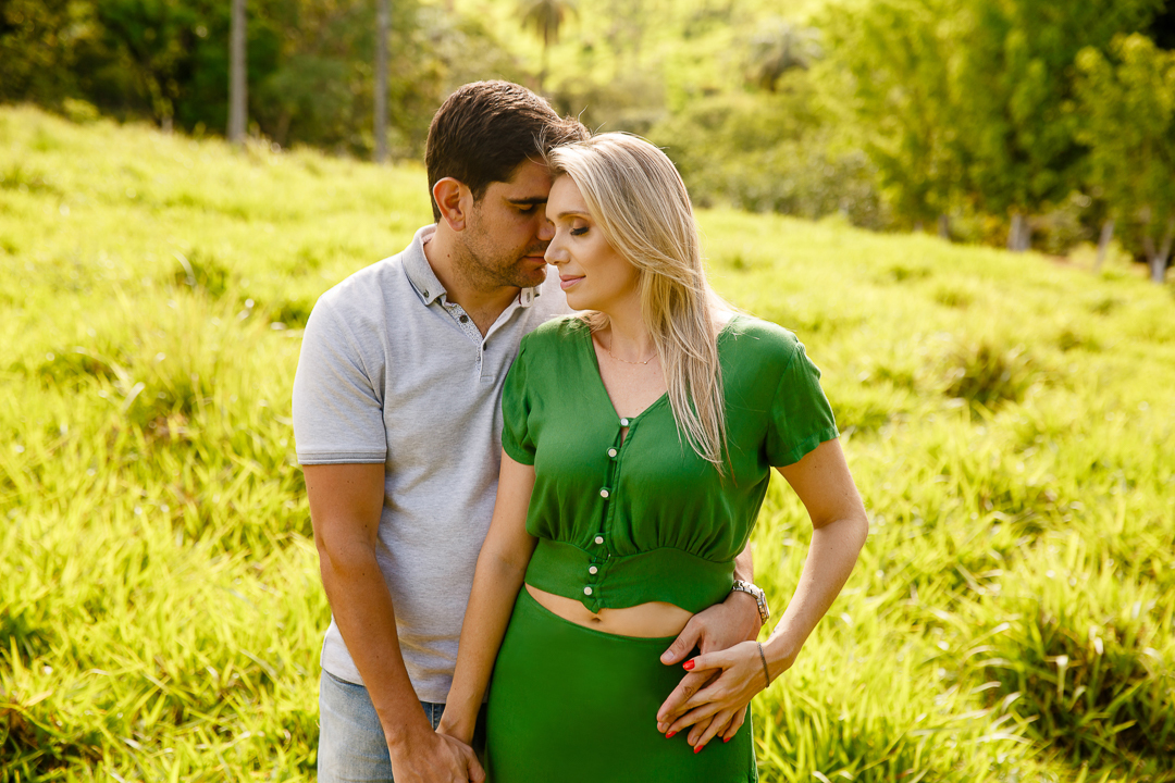 noivos com as testas encostadas fazendo carinho