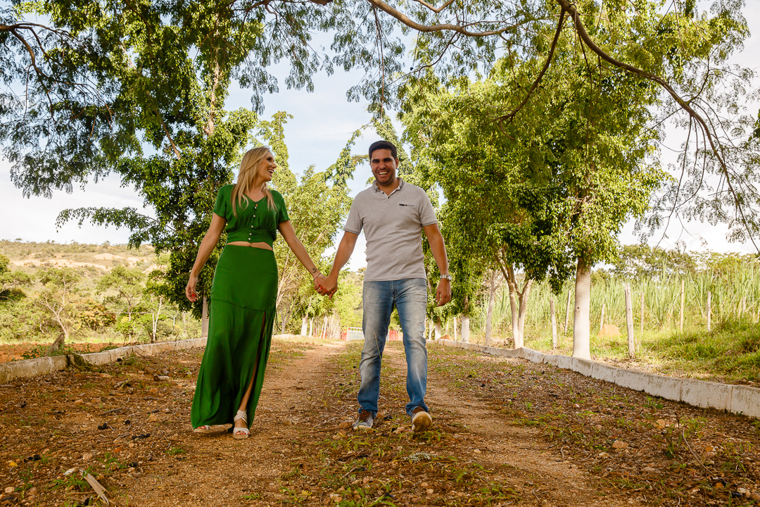 noivos caminhando na estradq