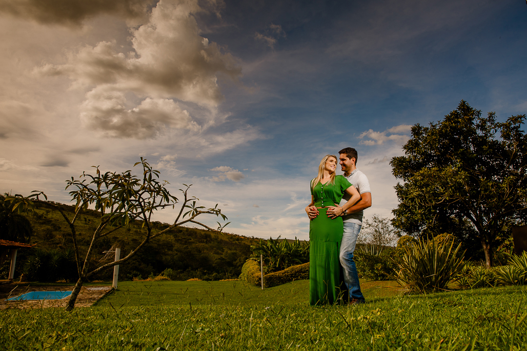 noivos se abraçando no por do sol