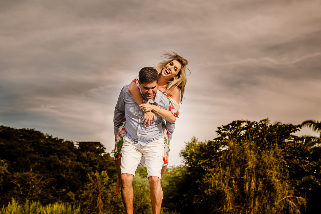 noiva brincando nas costas no noivo