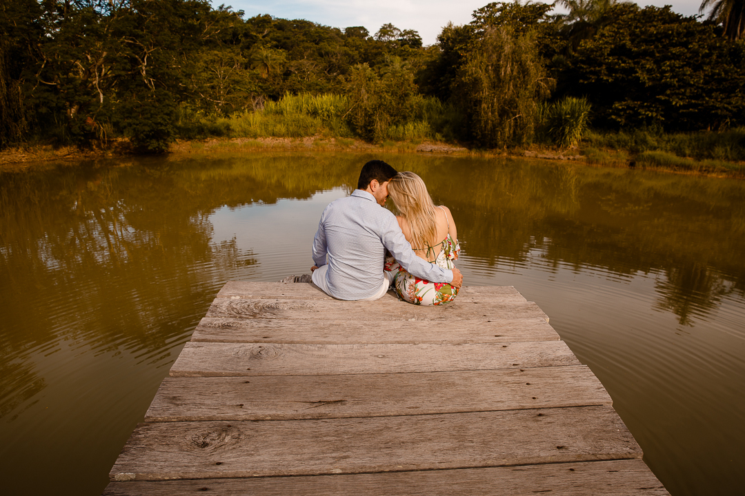 noivos assentados no deck ao entardecer