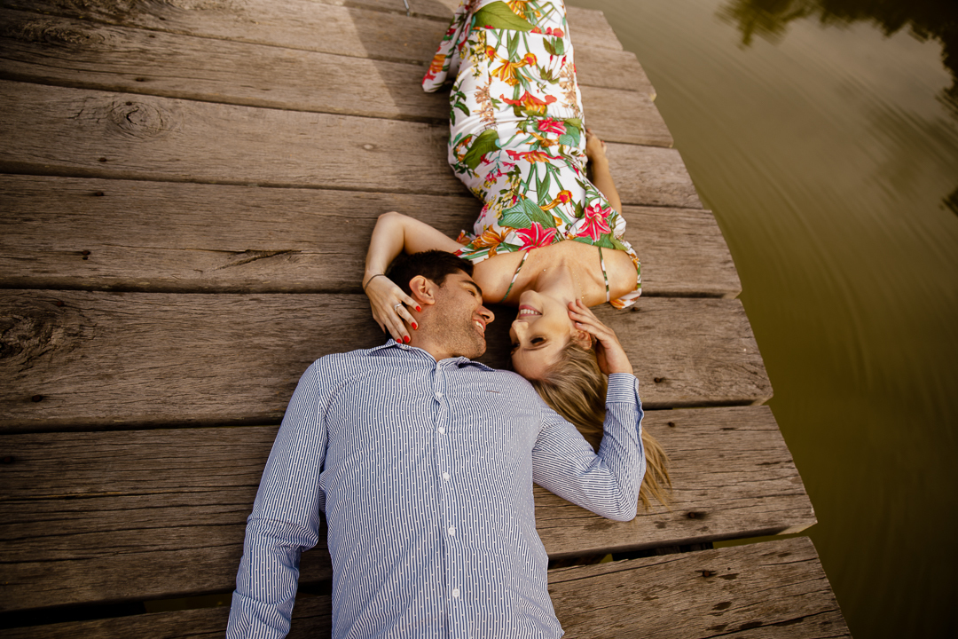 noivos deitados no deck