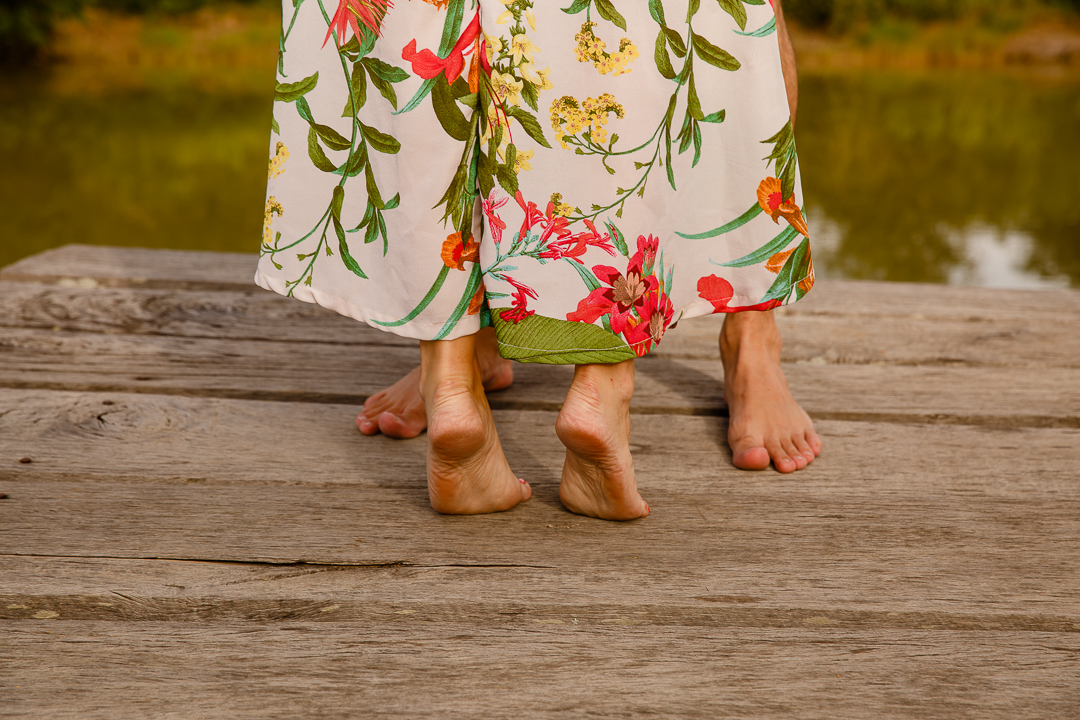 pés descalços dos noivos no deck