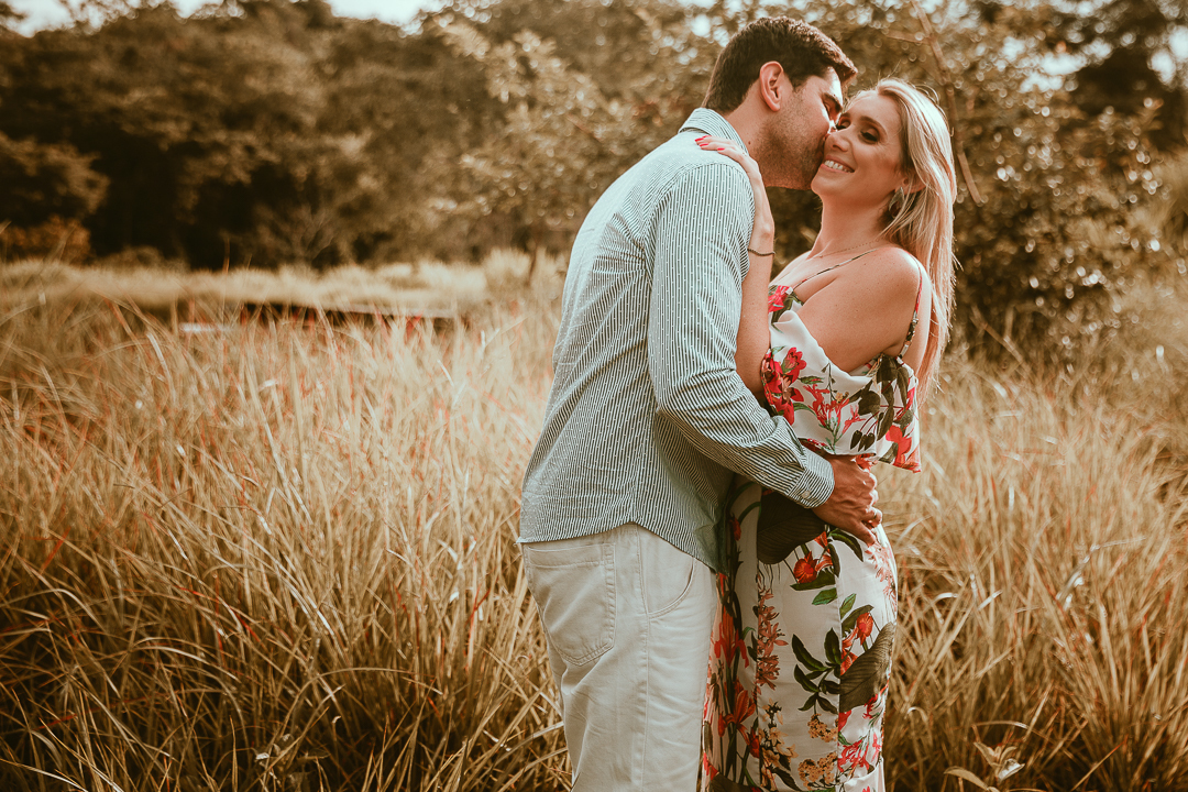 noivo fazendo carinho na noiva no jardim