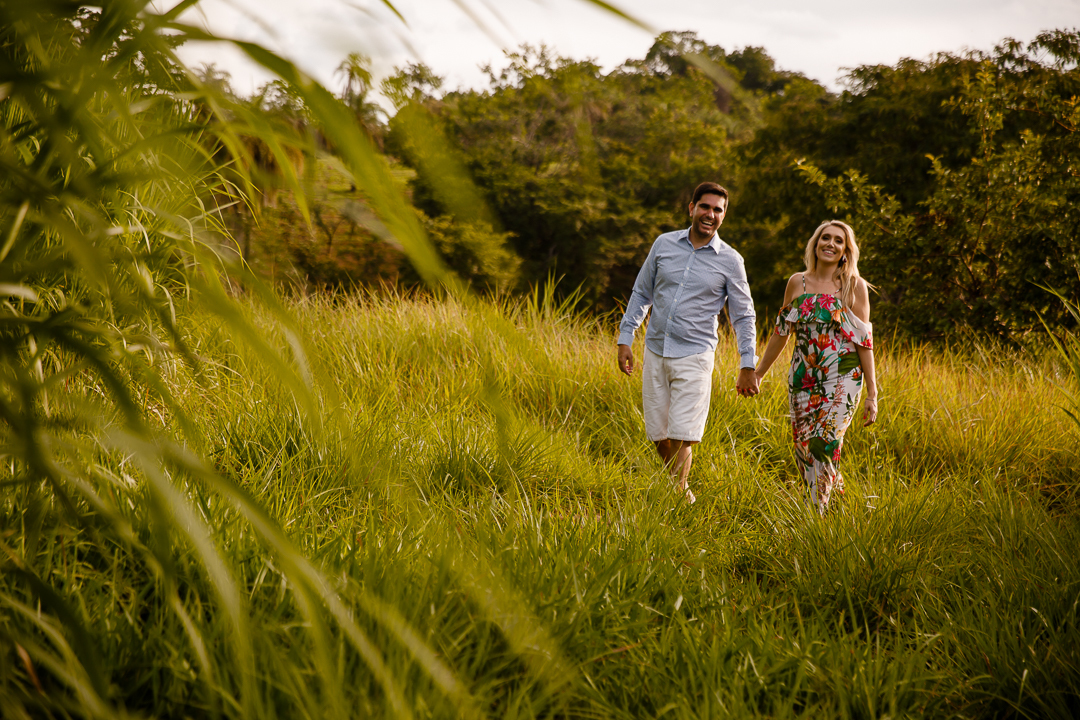 noivos caminhando no gramado