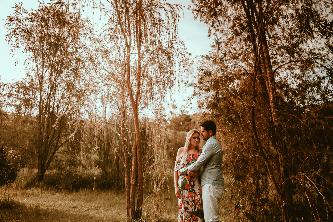 noivos se abraçando na fazenda