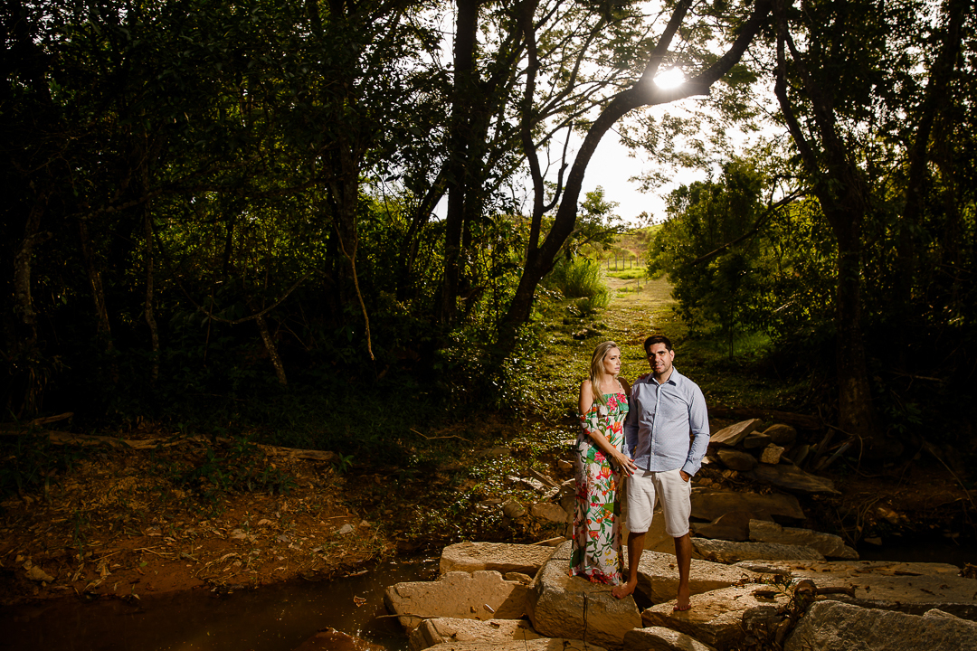noivos na beira do rio