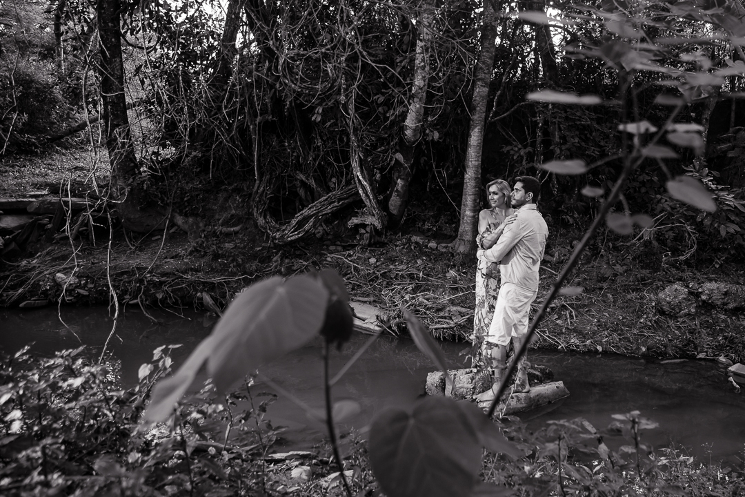 noivos se felizes na cachoeira