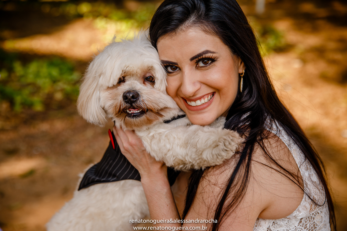 noiva fazendo carinho no seu cachorro