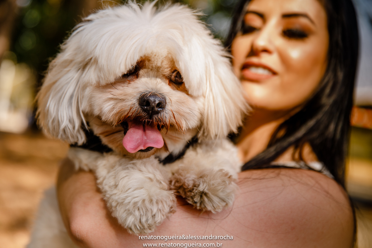 noiva e seu cachorro no colo