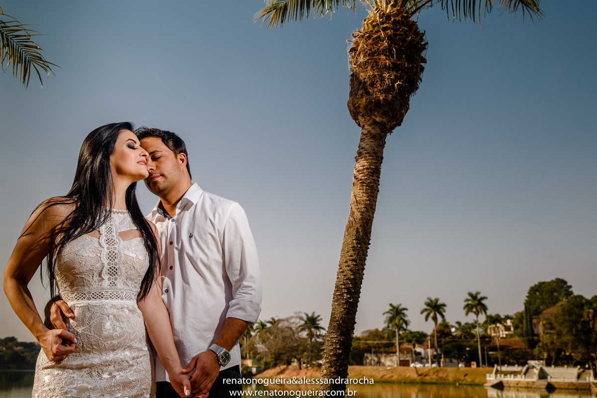 casa de noivos fazendo carinho