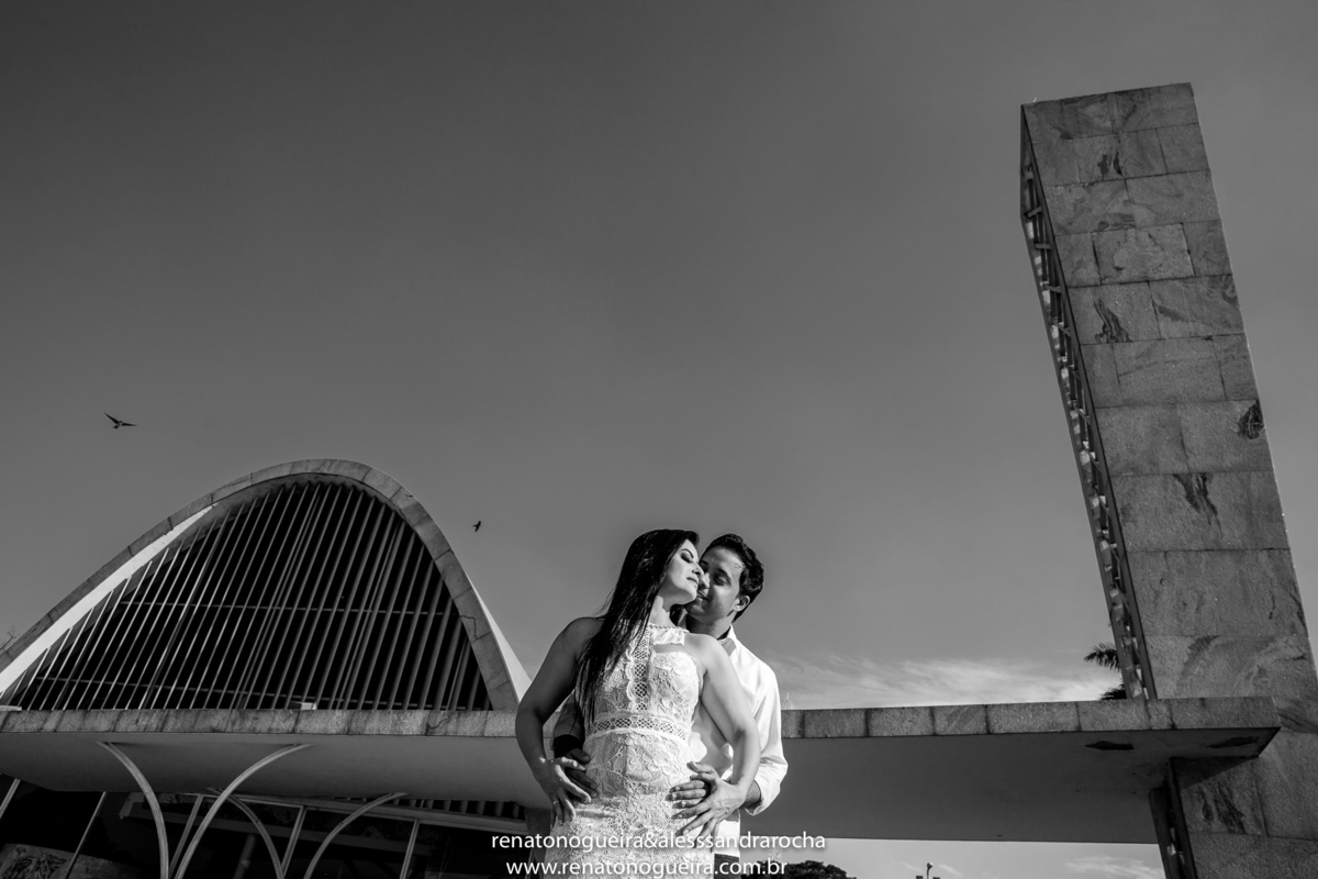 noivos fazendo carinho na igreja da pampulha