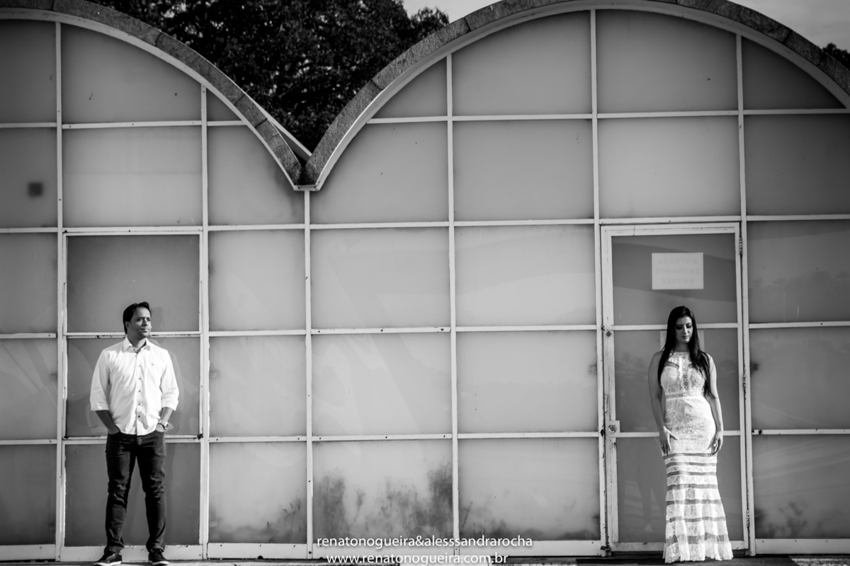 noivos sendo fotografados em frente a obra de Oscar Niemeyer