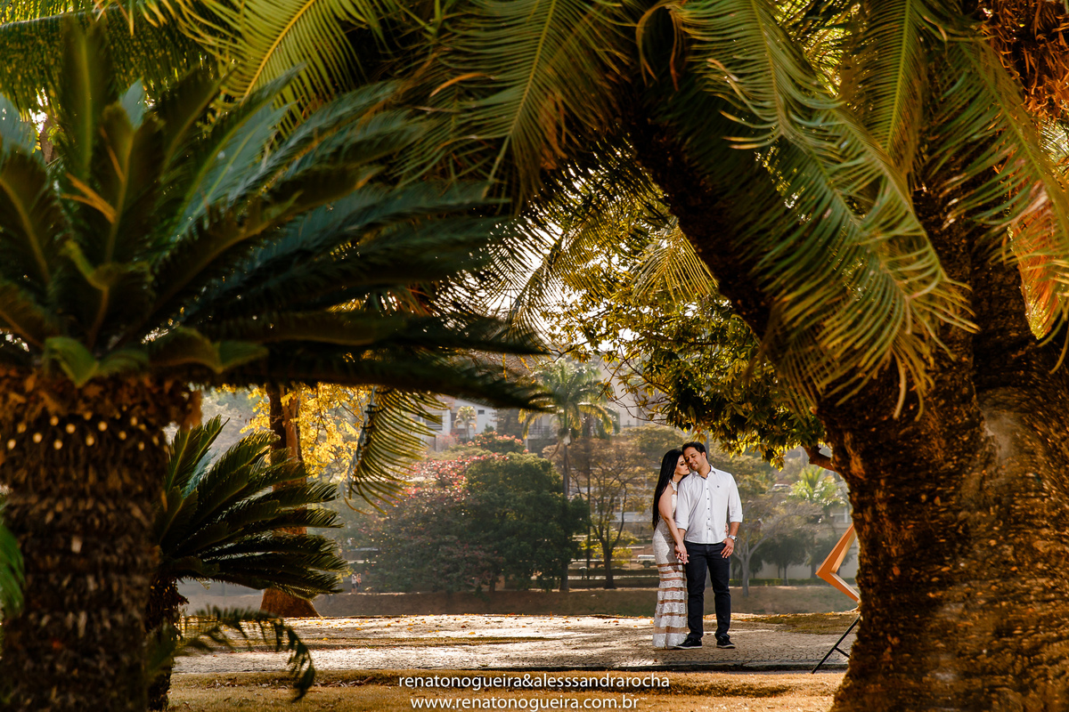 noivos abraçados com carinho na beira da lagoa da Pampulha