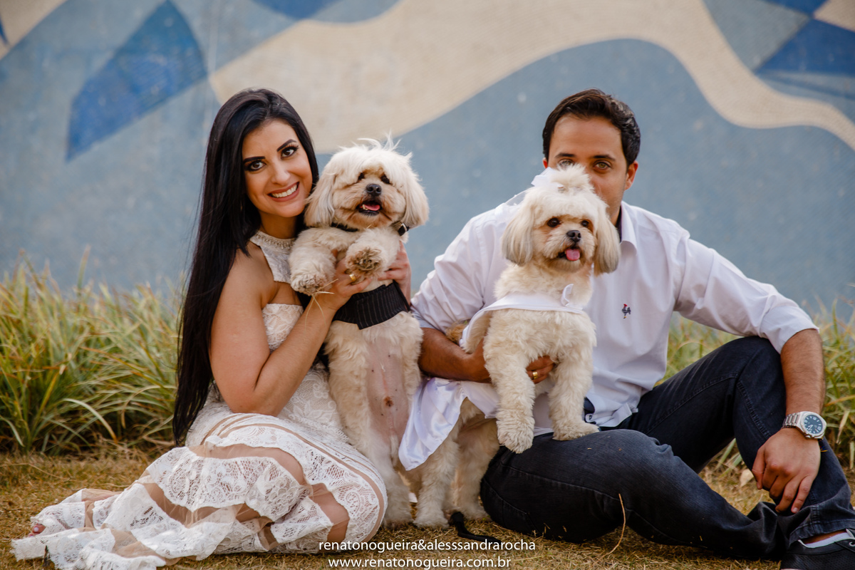casal e os cachorrinhos na igrejinha da Pampulha