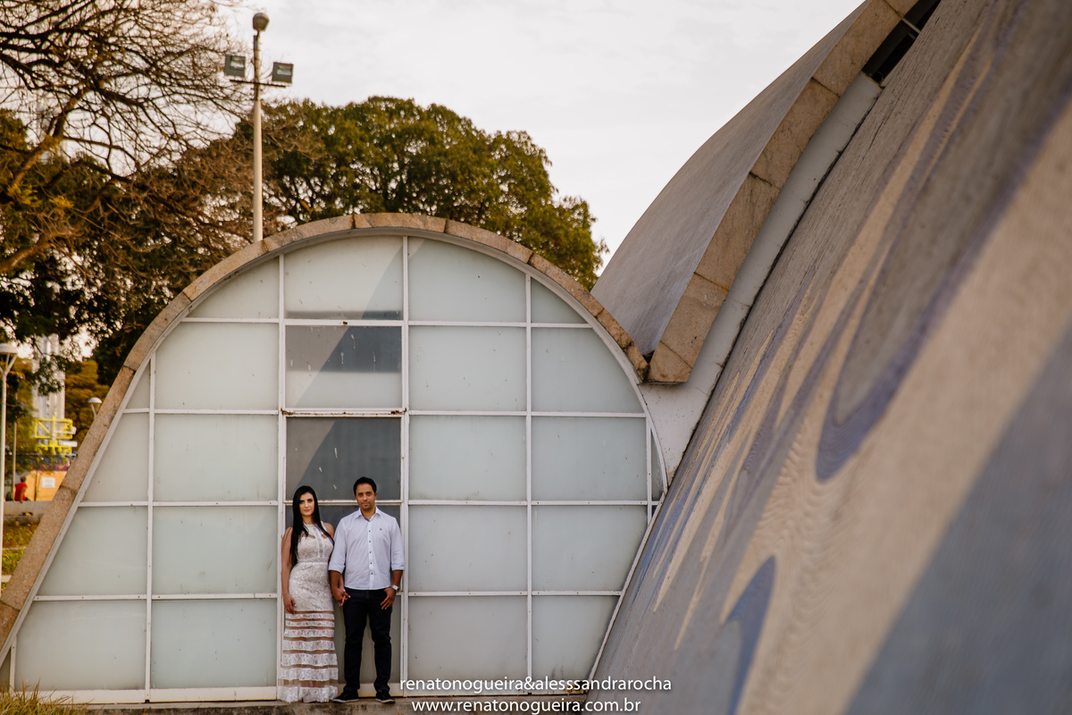 Casal de noivos sendo fotografados na Igreja da Pampulha