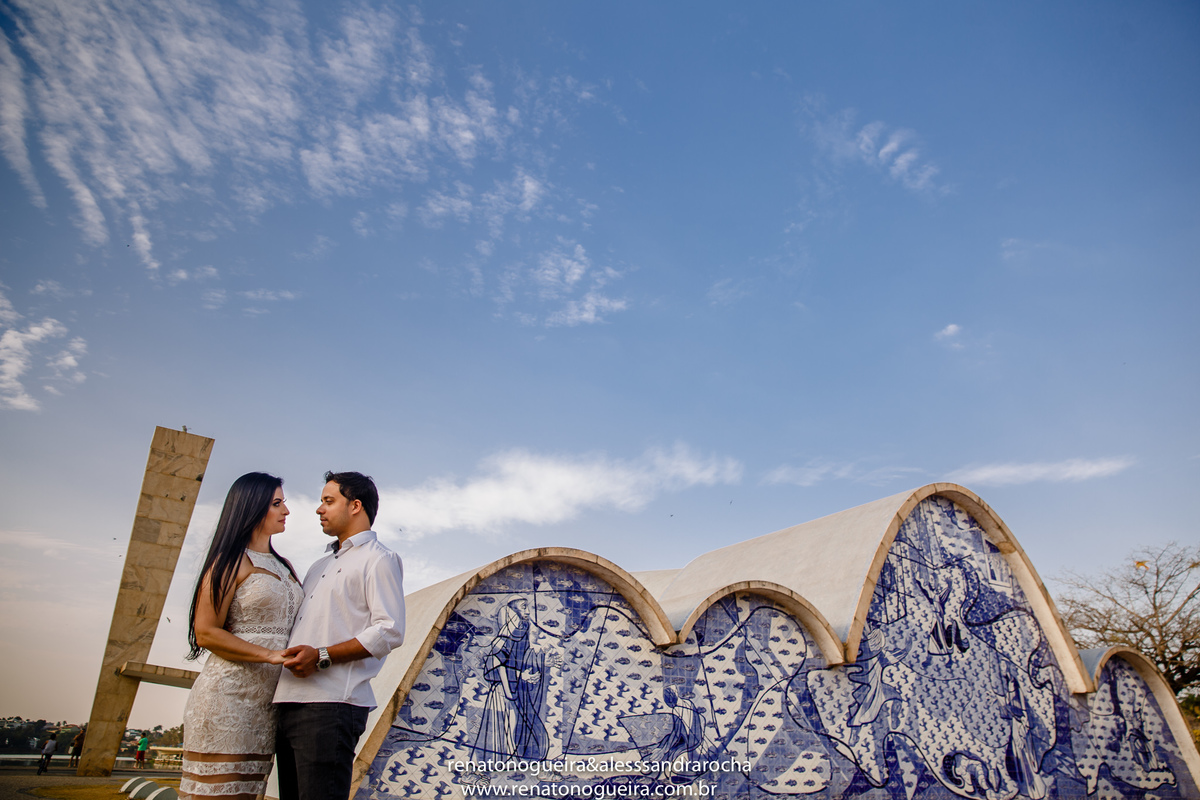 Noivos fotografados na Igreja da Pampulha, obra de Oscar Niemeyer 