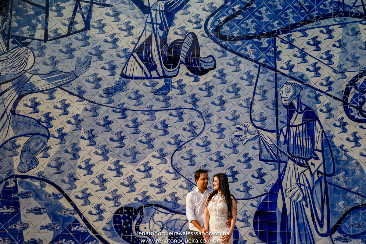 Noivos felizes de frente a obra de Portinari