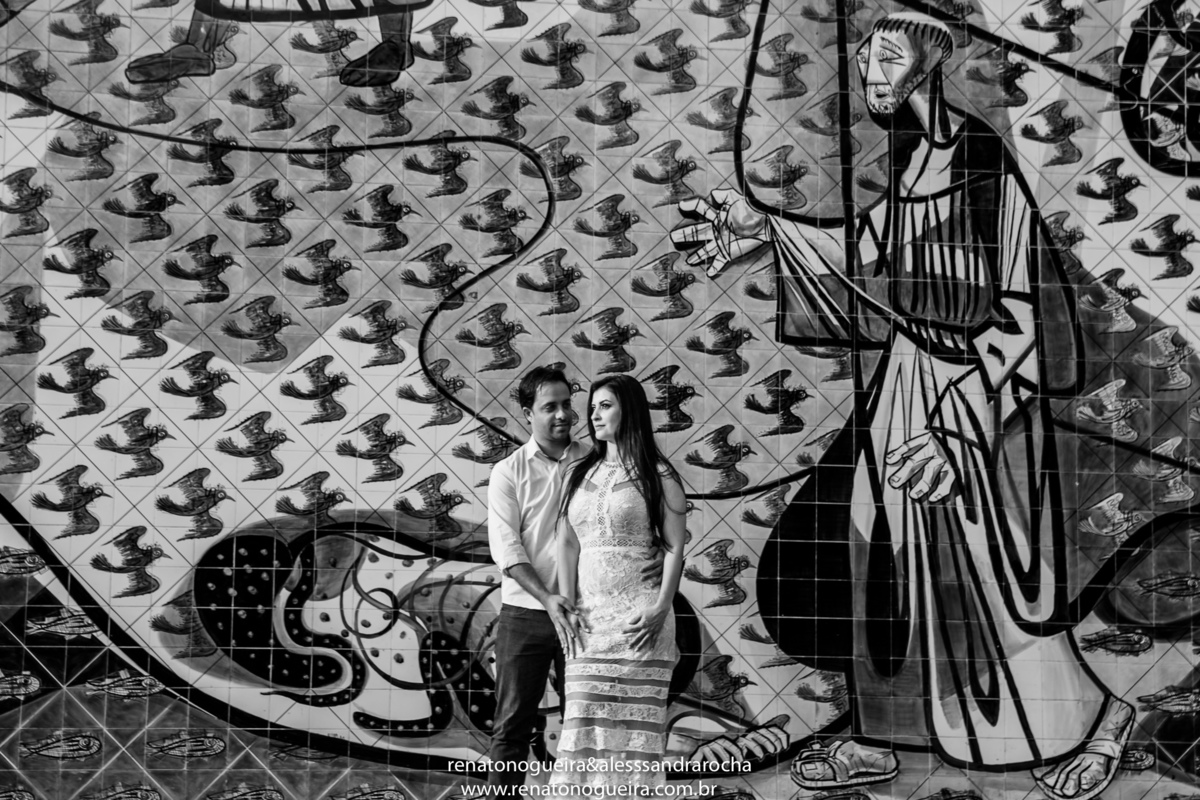 Noivos sendo fotografados com a obra de Portinari