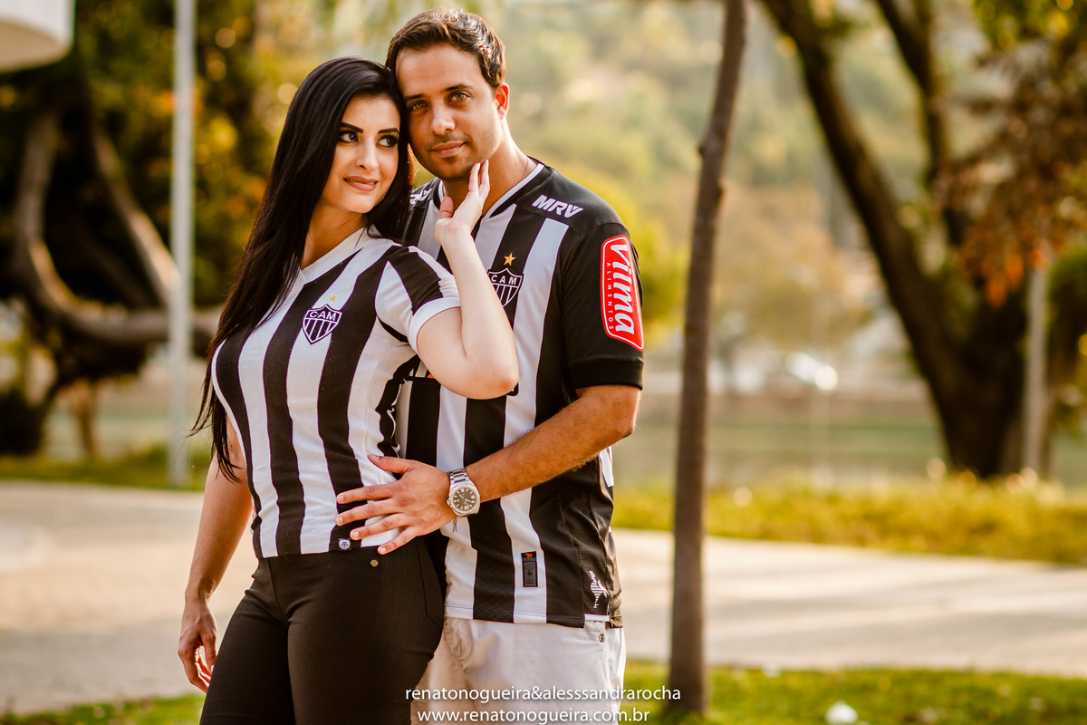 Noivos fazendo carinho usando a camisa do time do coração Galo