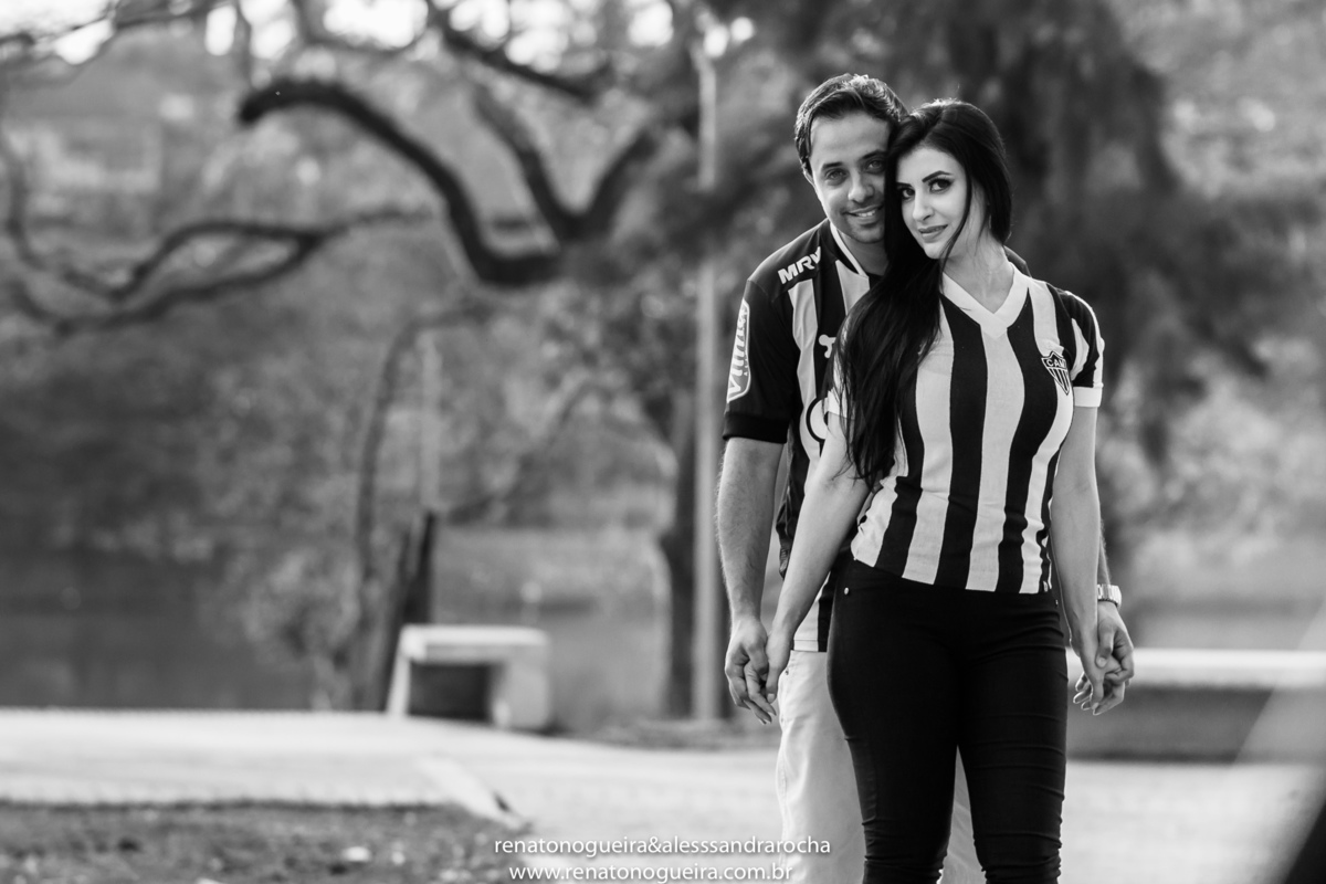 Casal fotografado na lagoa da Pampulha com a camisa do galo