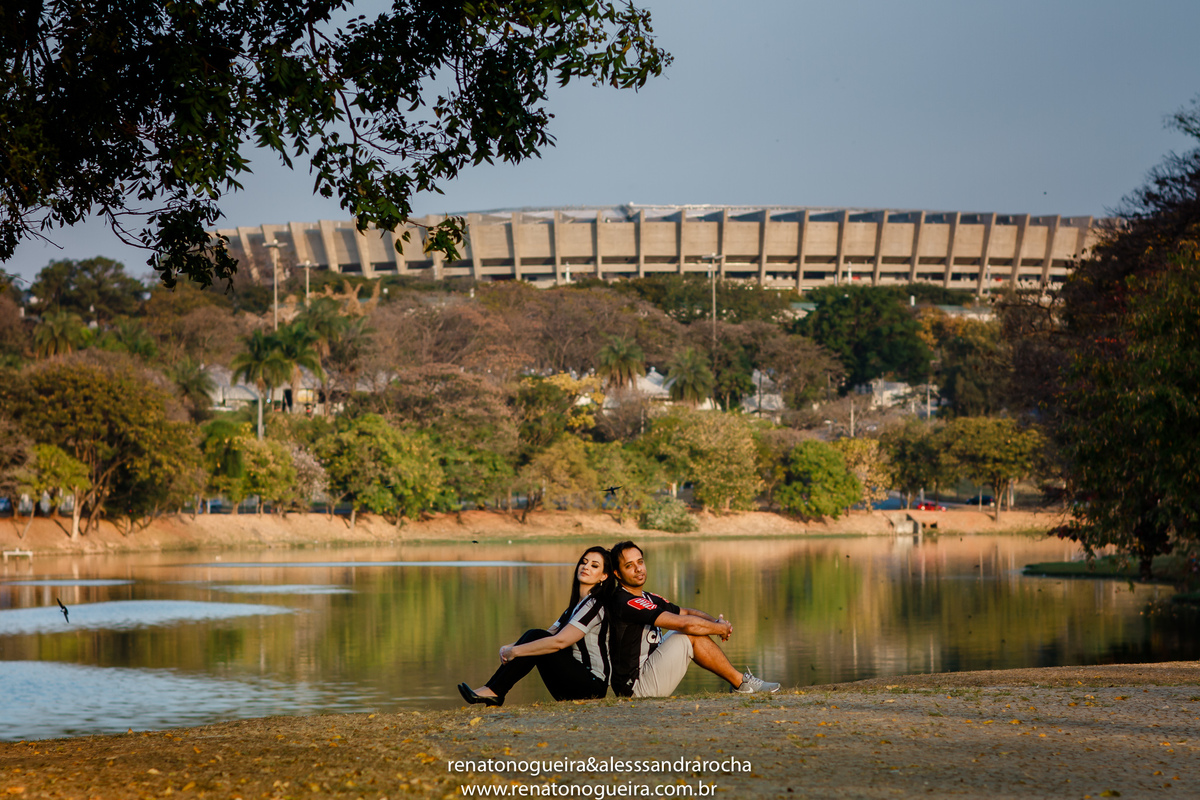Noivos com a camisa do time ao fundo o Estádio Mineirao