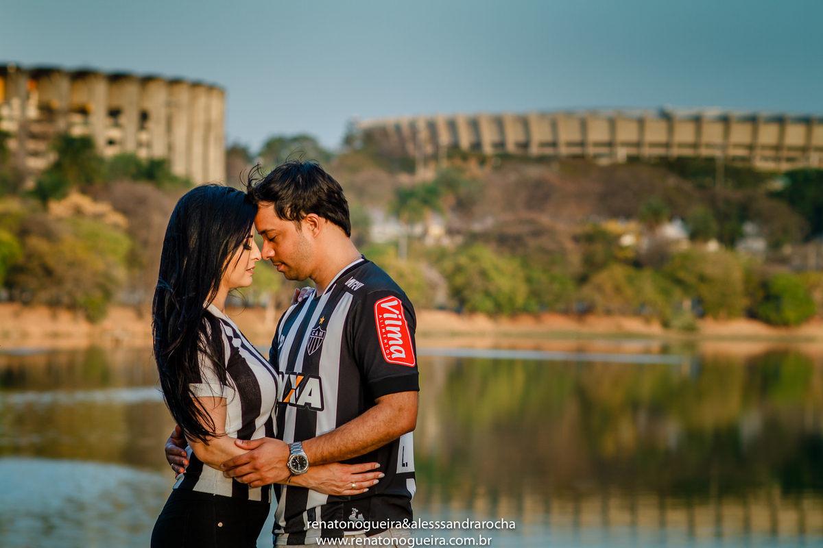 Casal de noivos em fotografia, no fundo Mineirao e Mineirinho