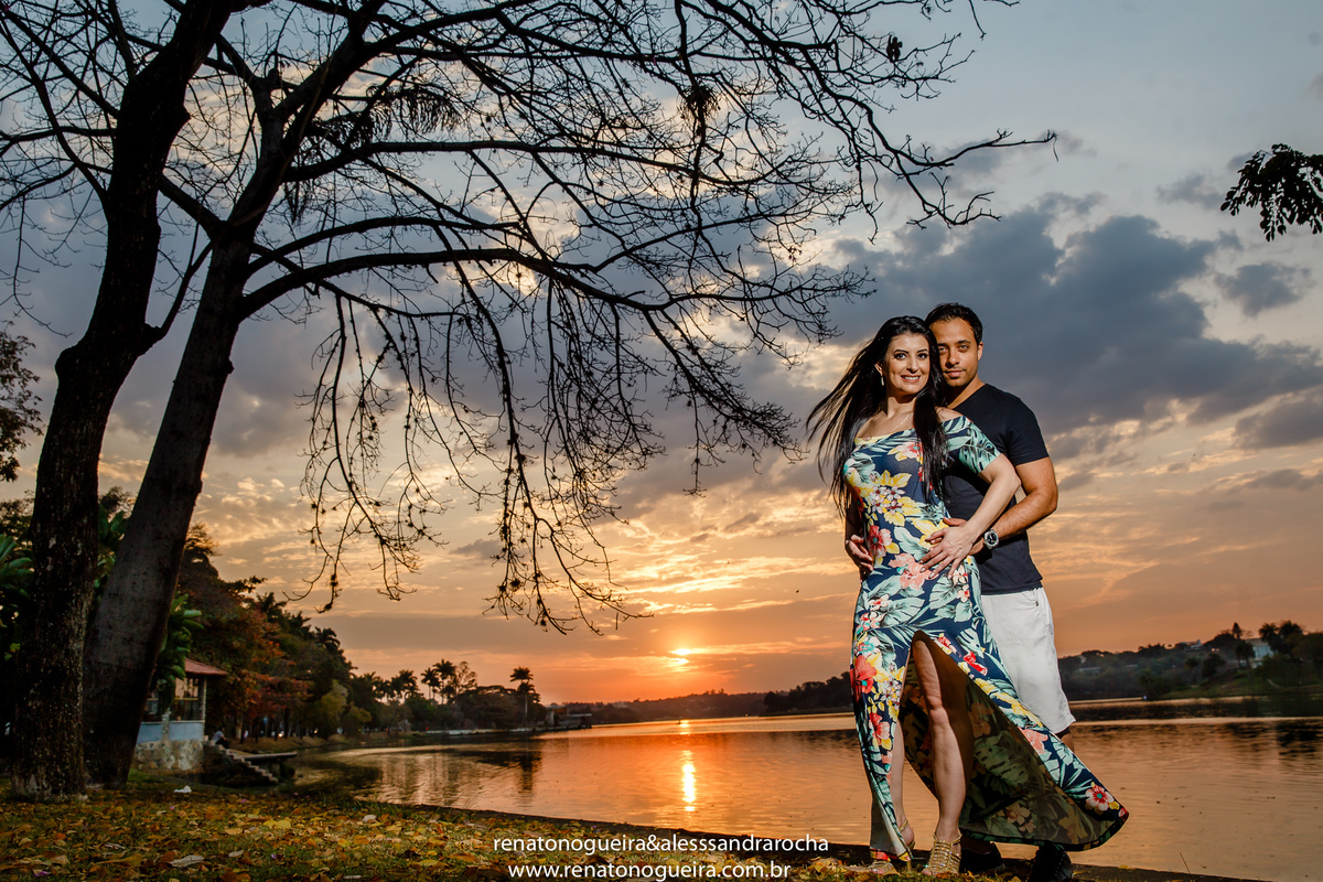 noivos em ensaio fotográfico na Pampulha, por do sol