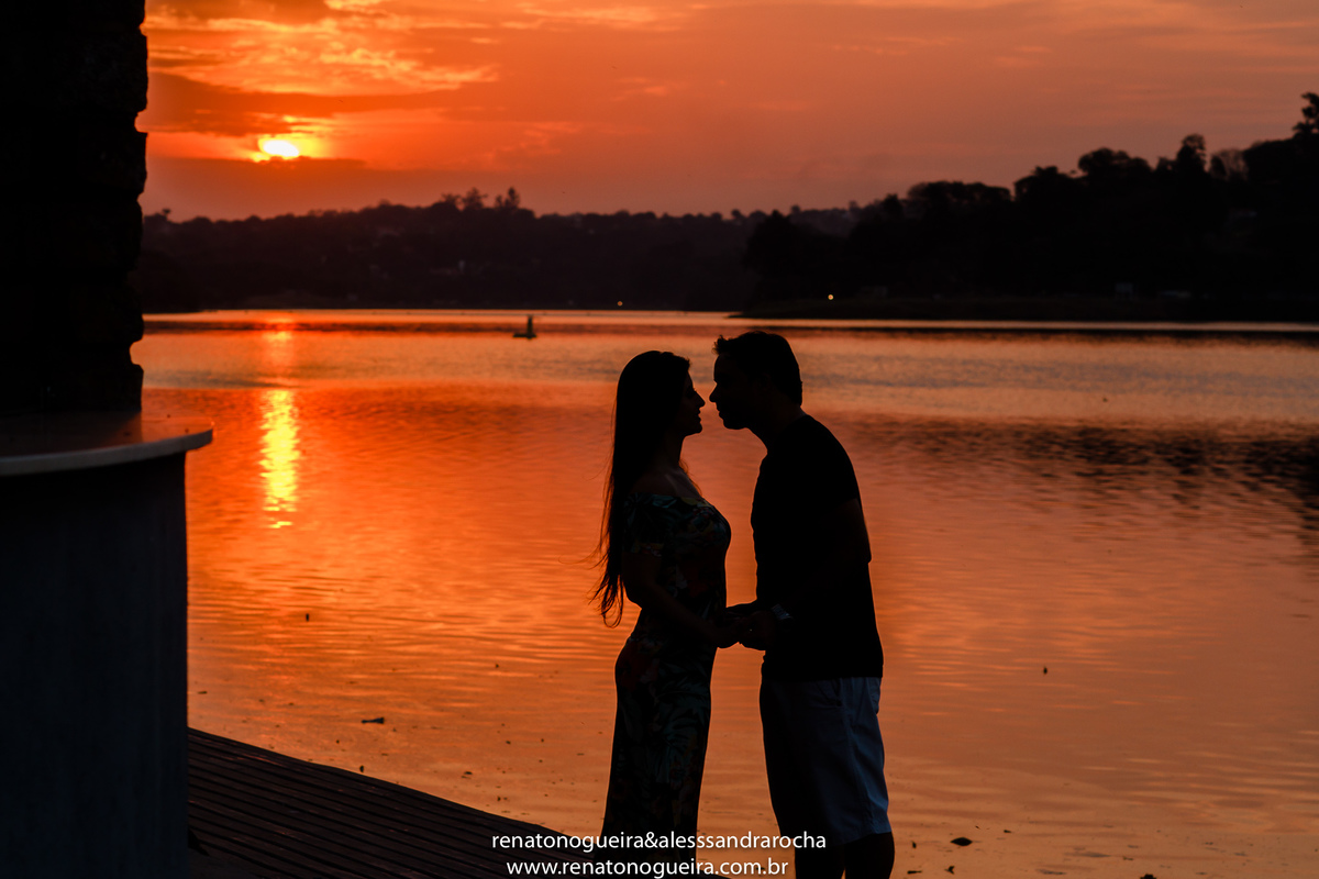 Por do sol na Pampulha com os noivos em silhueta