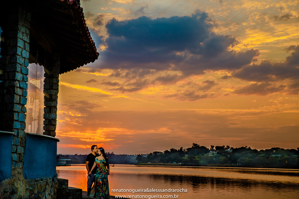 Fotos dos noivos no por do sol na Pampulha