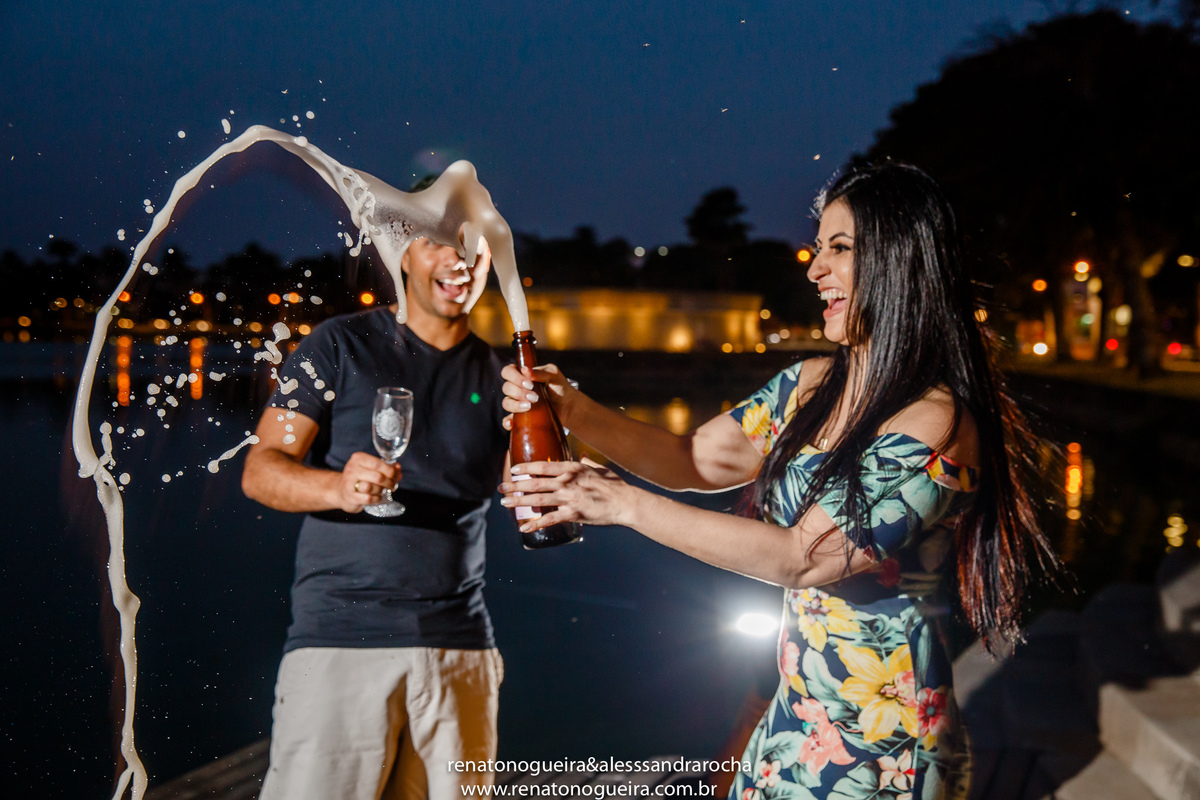 fotografia dos noivos em brinde na Pampulha