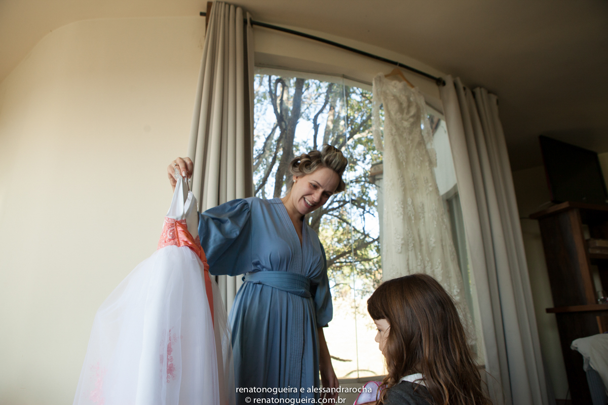 Noiva mostrando o vestido para a daminha no Solar do Engenho
