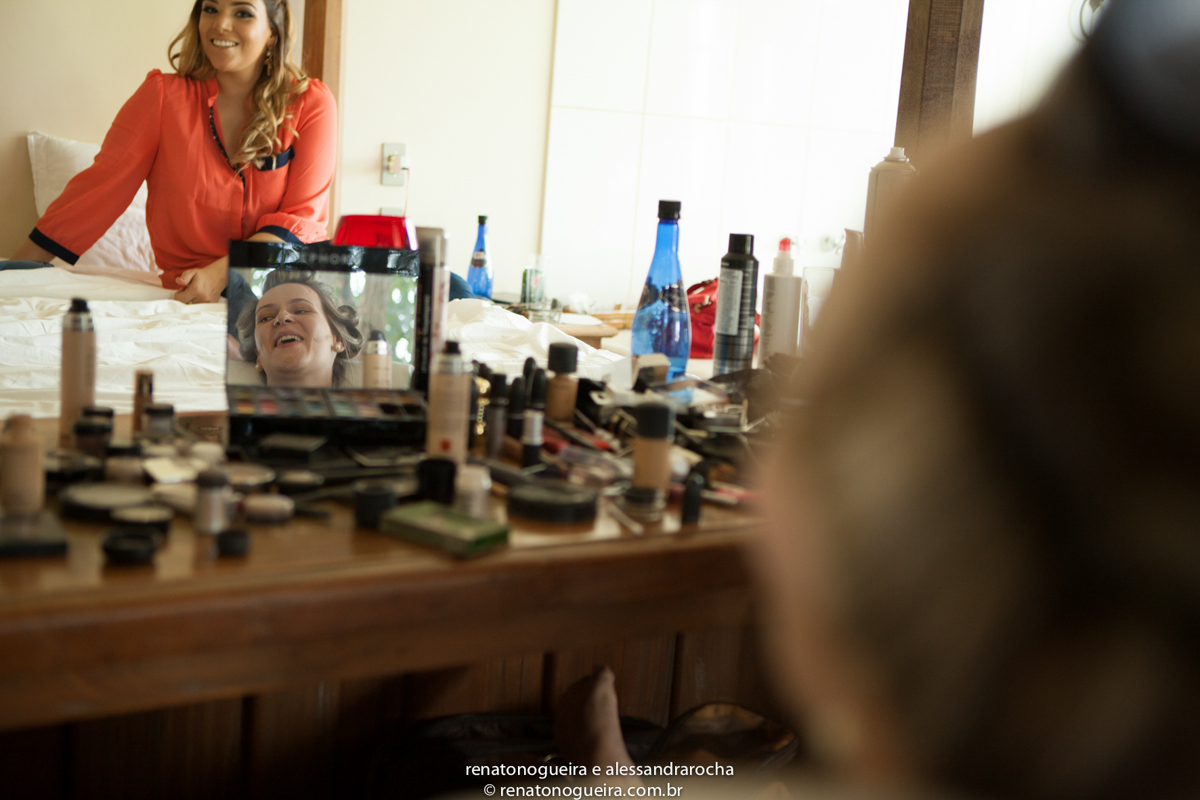 Noiva e  madrinha alegres no making of