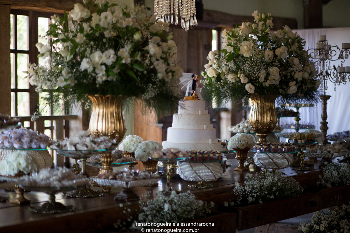 Foto da mesa de bolo do casamento no Solar do Engenho