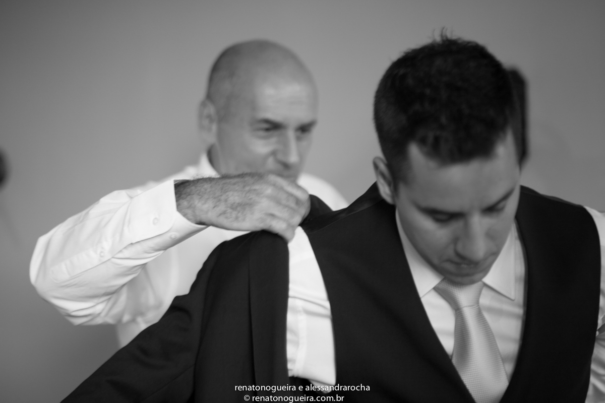 Pai ajudando o noivo colocar o Blazer para o casamento no Solar do Engenho