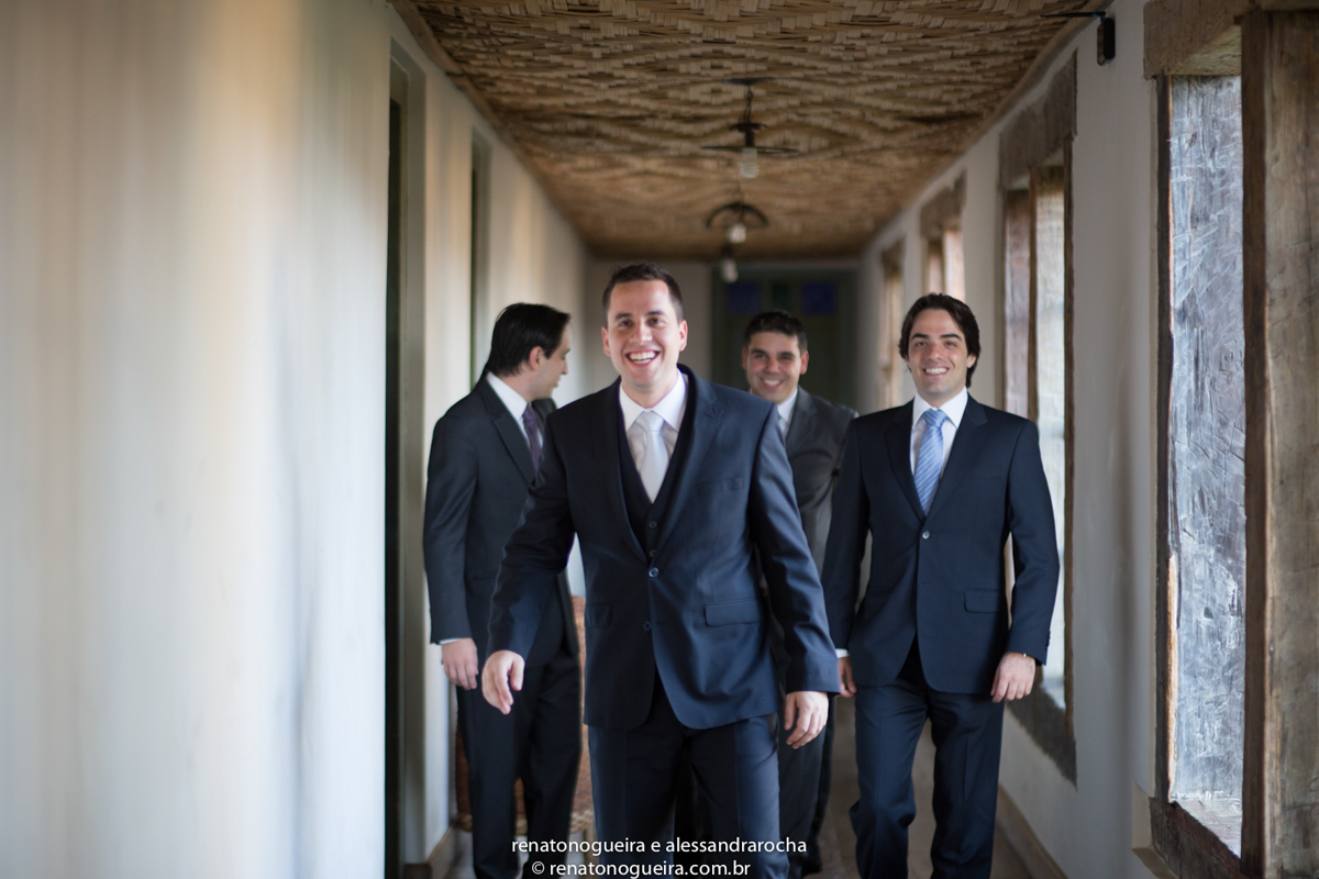 Noivo e padrinhos caminhando para o casamento no Solar do Engenho