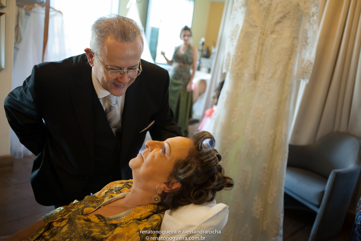 Pai da noiva admirando a maquiagem da mae da noiva no casamento no Solar do Engenho