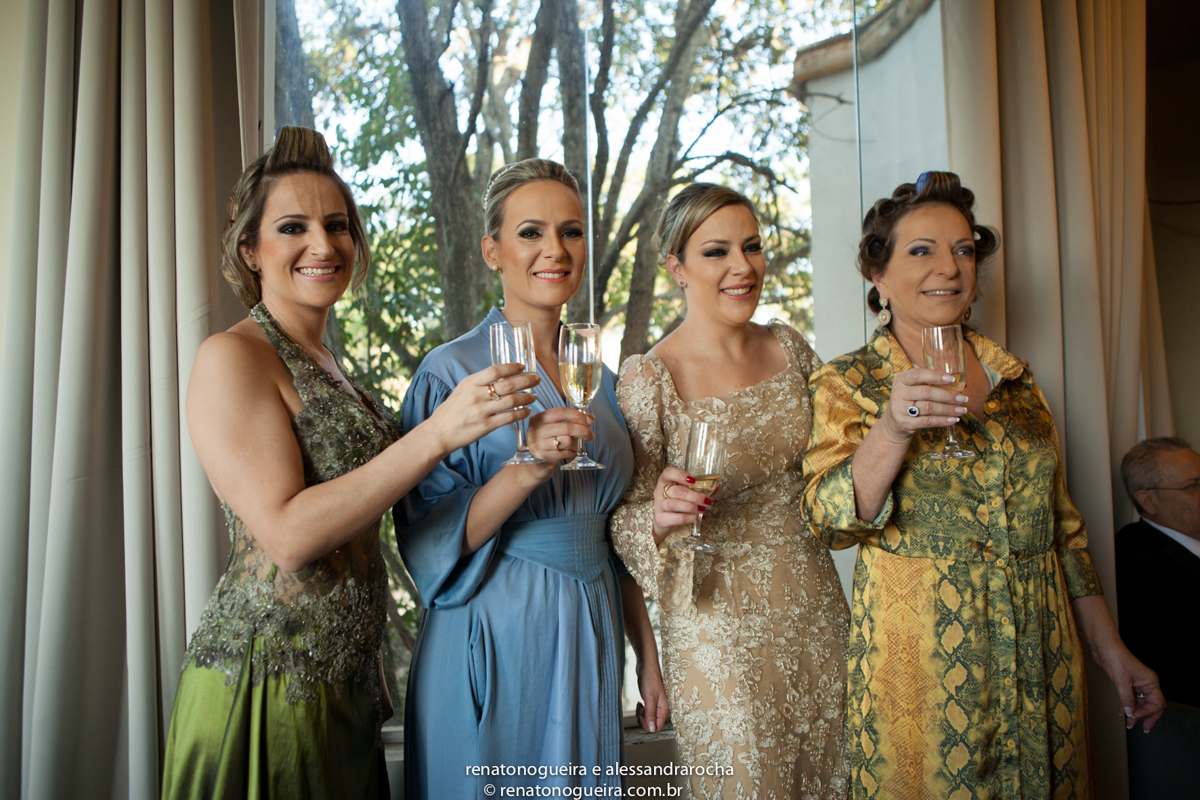 Noiva e madrinhas fazendo o brinde do casamento no Solar do Engenho